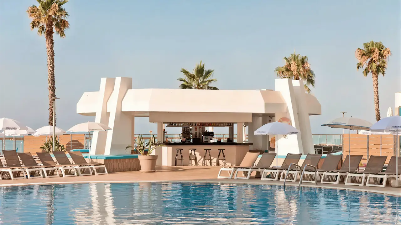 Bar przy basenie w Best Maritim