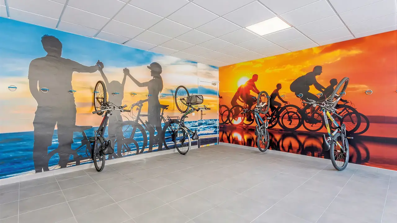 Pomieszczenie z rowerami i muralami w Best Maritim