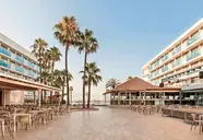 Widok na budynki i taras w Best Maritim