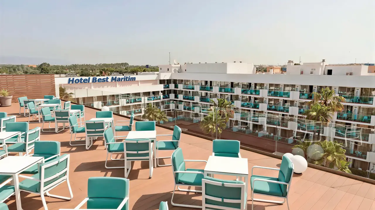 Taras i budynek hotelu Best Maritim