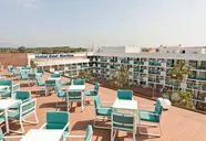 Taras i budynek hotelu Best Maritim