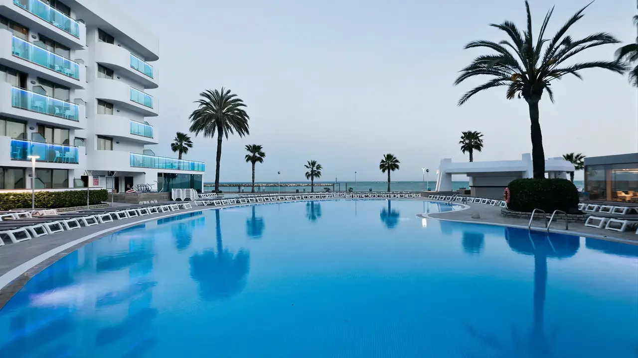 Duży basen zewnętrzny w Best Maritim