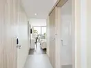 Wnętrze pokoju w Best Maritim z widokiem na balkon