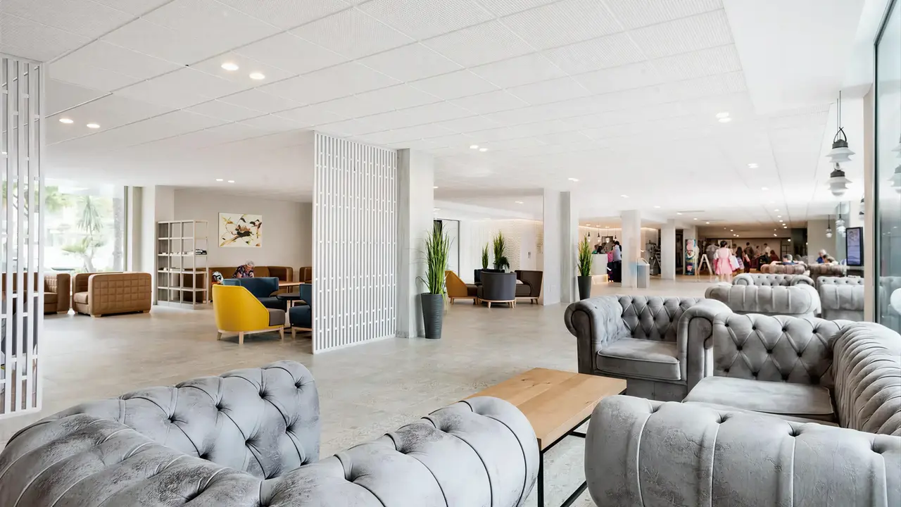 Wnętrze lobby z wygodnymi fotelami w Best Maritim