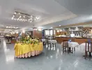 Restauracja w Best Oasis Park z bufetem i stolikami