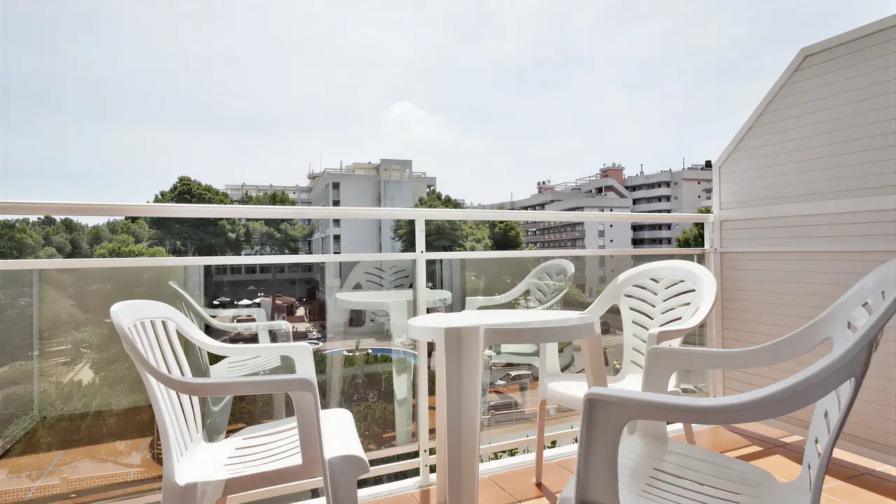 Balkon z meblami w Best Oasis Park