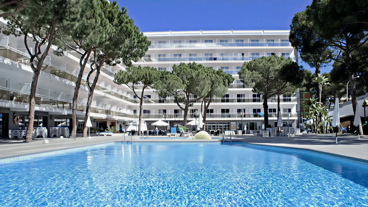 Basen w hotelu Best Oasis Park z widokiem na budynek