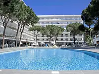 Basen w hotelu Best Oasis Park z widokiem na budynek