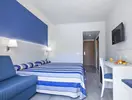 Pokój z łóżkiem i biurkiem w Best Oasis Park