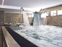 Basen z masażem wodnym w Best Oasis Park