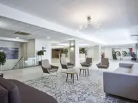 Wnętrze lobby w Best Oasis Park z wygodnymi fotelami