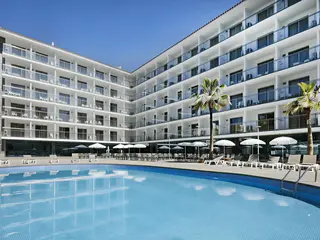 Basen zewnętrzny i leżaki w Best San Diego