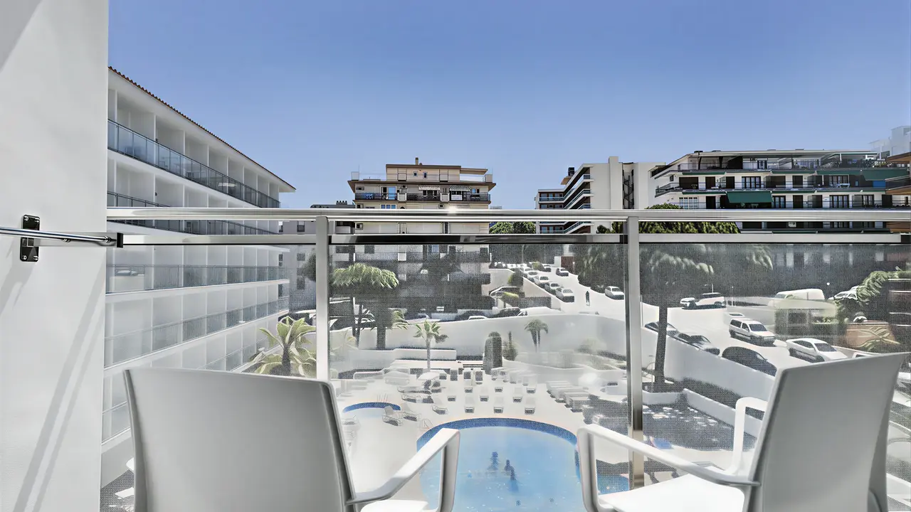 Balkon z widokiem na basen w Best San Diego