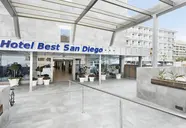 Wejście do budynku Best San Diego