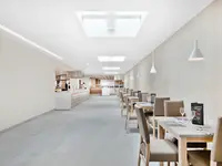 Restauracja w hotelu Best San Diego z ustawionymi stolikami