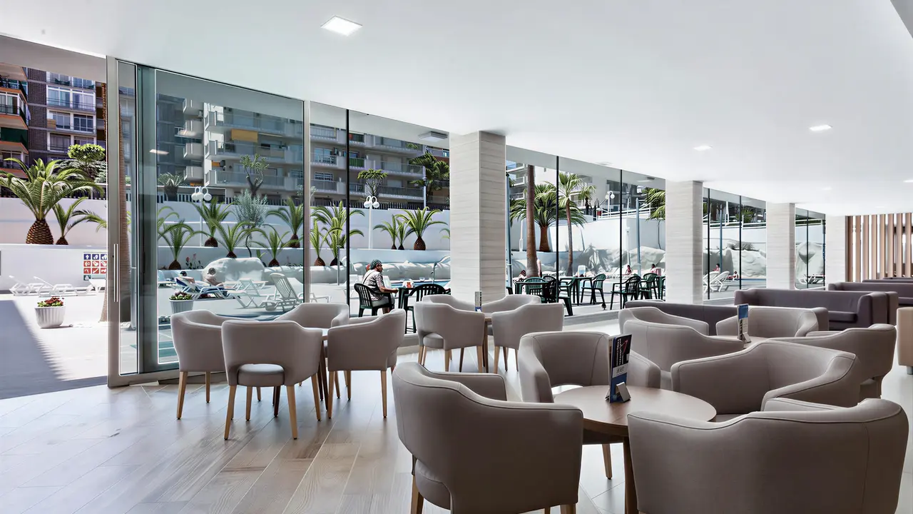 Wnętrze lobby w Best San Francisco z wygodnymi fotelami
