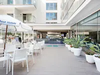 Taras restauracyjny w Best San Francisco z białymi meblami