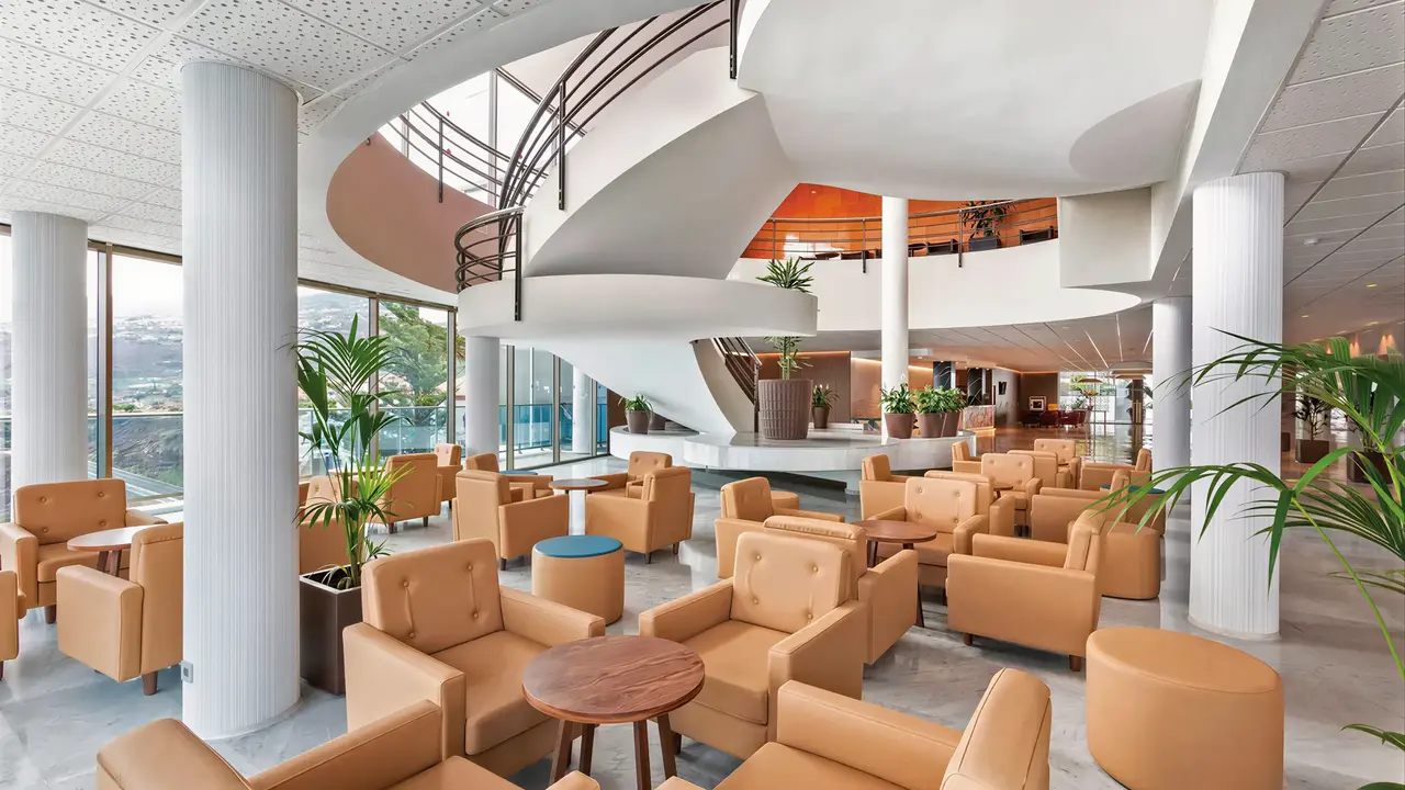 Wnętrze lobby z fotelami w Best Semiramis