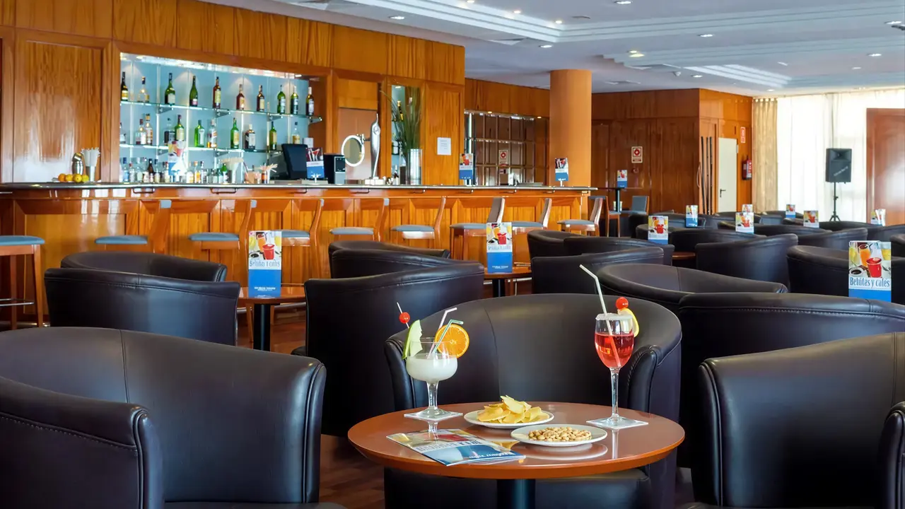 Bar z drinkami i fotelem w Best Semiramis