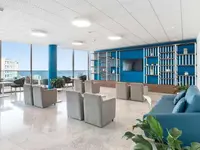 Nowoczesny salon dla gości w Best Semiramis