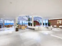 Nowoczesne i jasne lobby w Best Semiramis