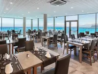 Restauracja w Best Semiramis z widokiem na morze