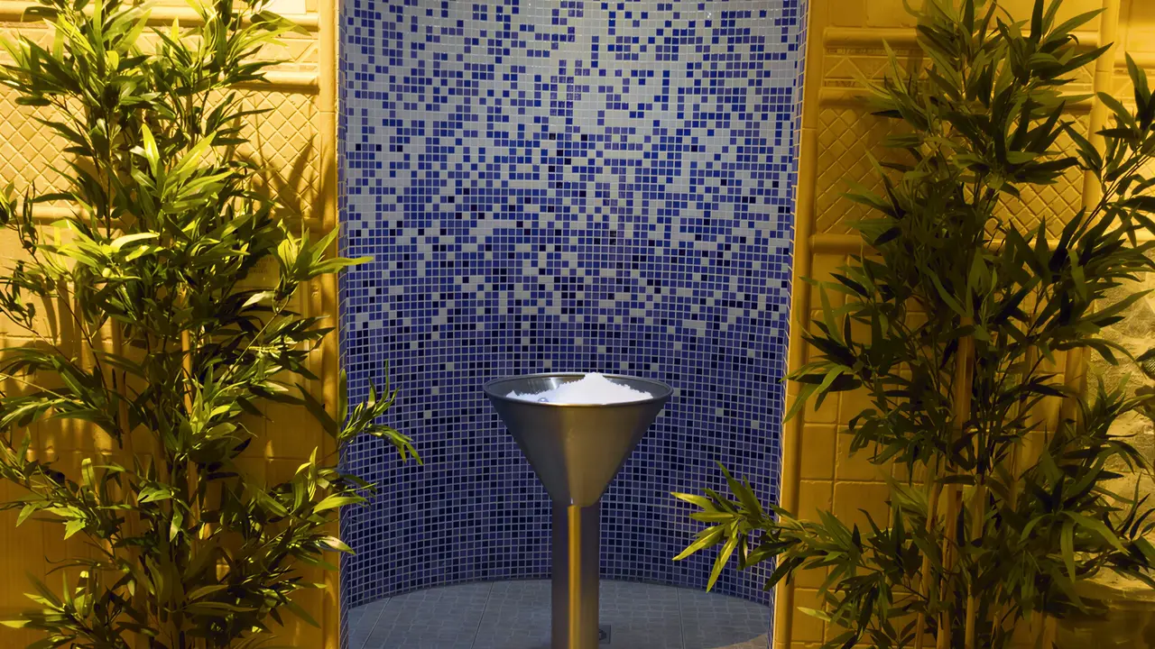 Strefa wellness w Best Semiramis z niebieską mozaiką