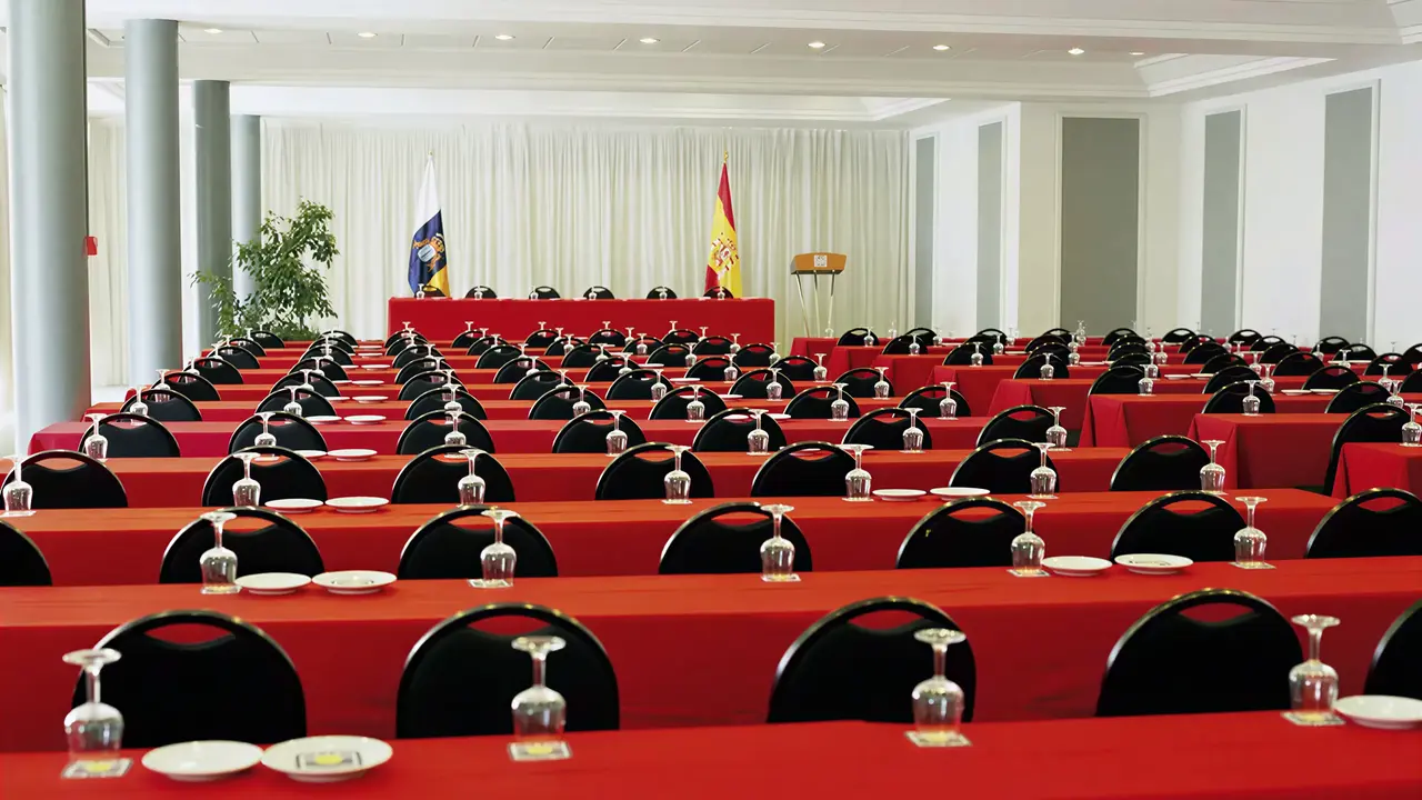 Sala konferencyjna w Best Semiramis z czerwonymi stołami