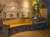 Strefa relaksu w Best Semiramis z kamienną ławką