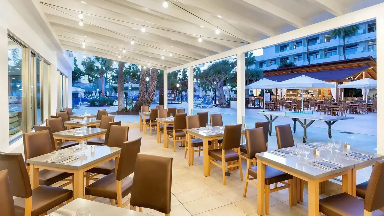 Restauracja w Best Tenerife z ustawionymi stolikami