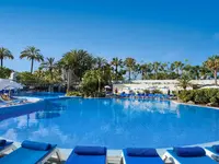 Basen z leżakami w Best Tenerife