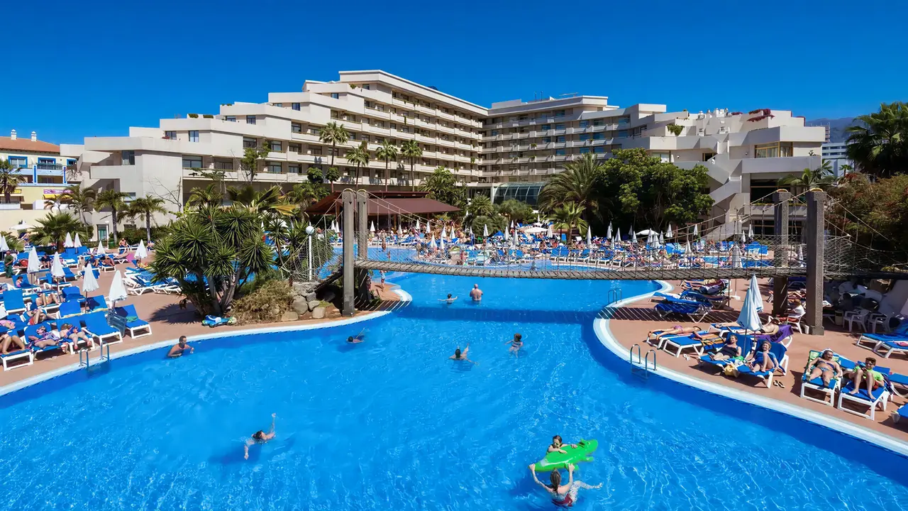 Widok na kompleks basenów w Best Tenerife