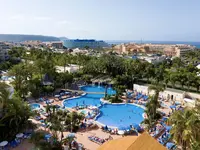 Widok na kompleks basenów w Best Tenerife