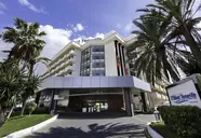 Elewacja budynku i wejście do Best Tenerife