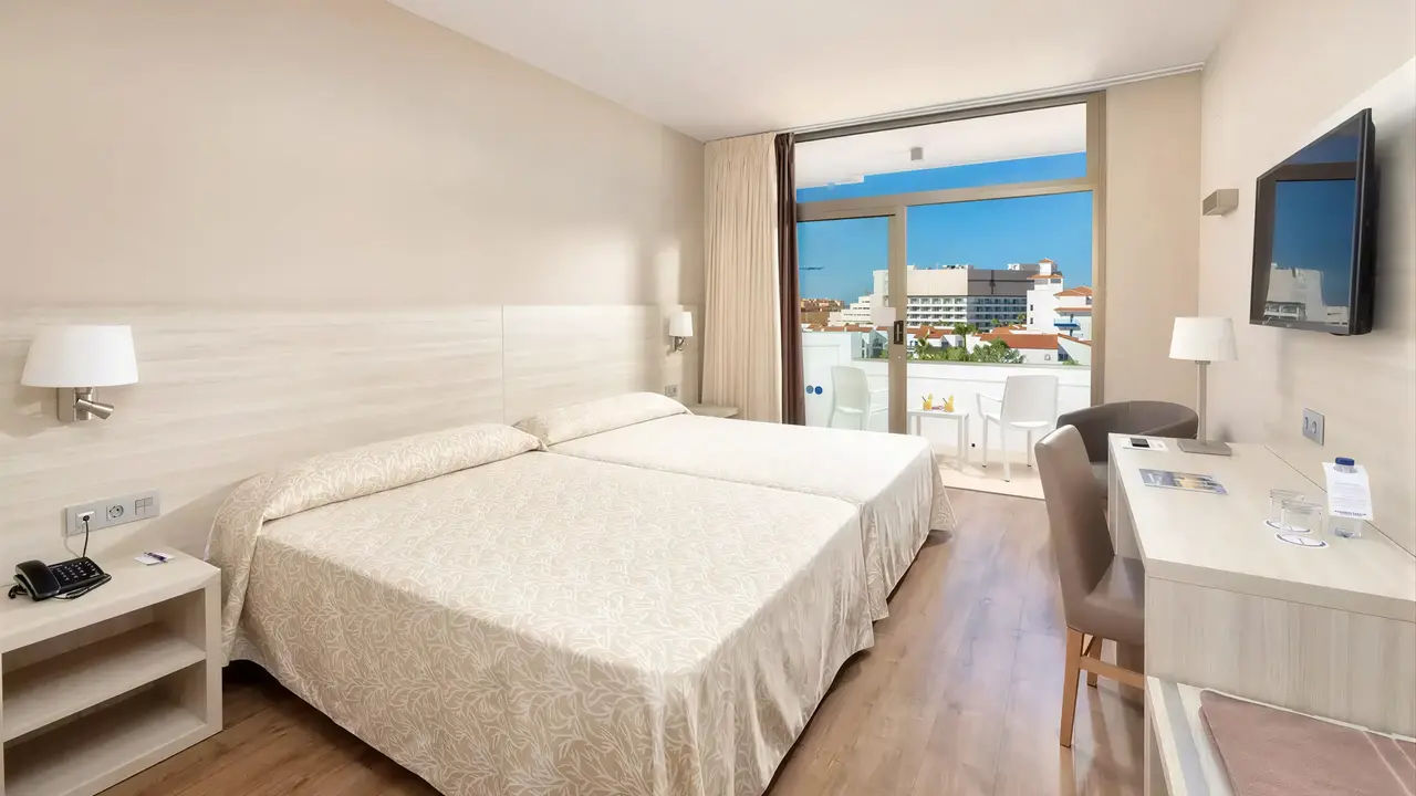 Nowoczesna sypialnia z widokiem w Best Tenerife