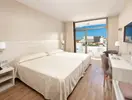 Nowoczesna sypialnia z widokiem w Best Tenerife