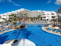 Widok na kompleks basenów w Best Tenerife