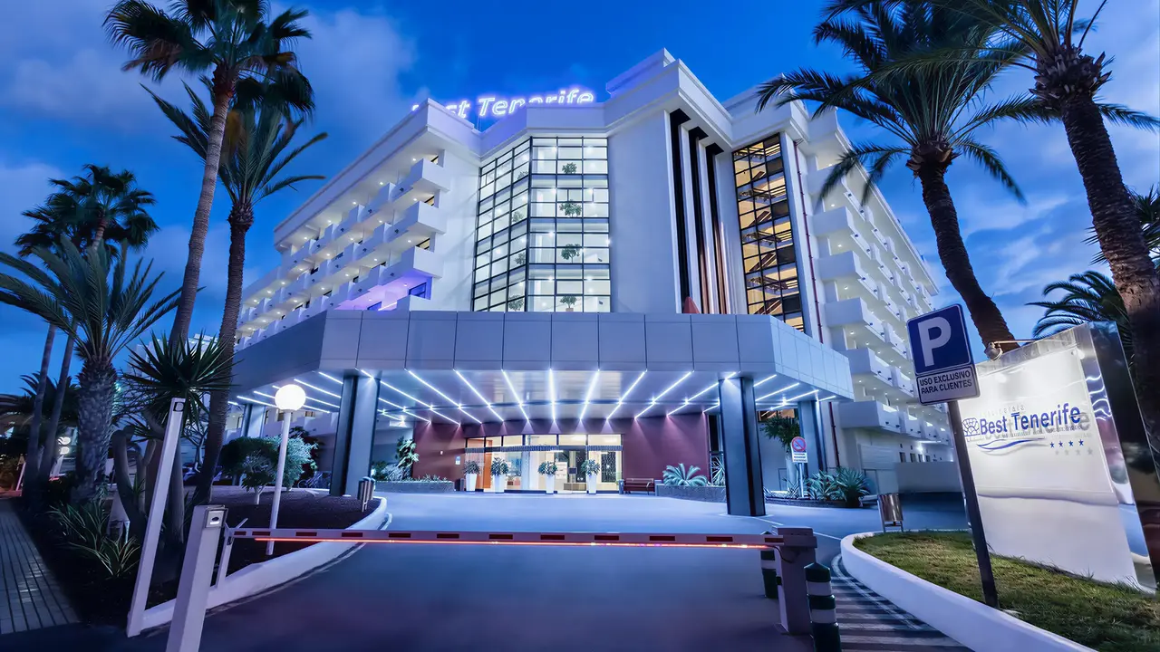 Elewacja i wejście do Best Tenerife wieczorem