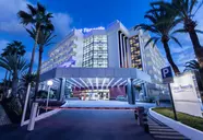 Elewacja i wejście do Best Tenerife wieczorem