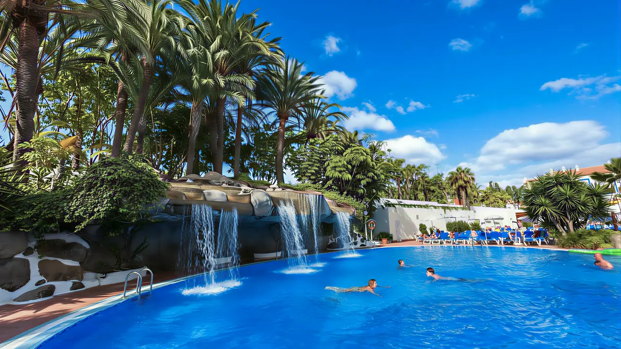 Basen z wodospadem w Best Tenerife
