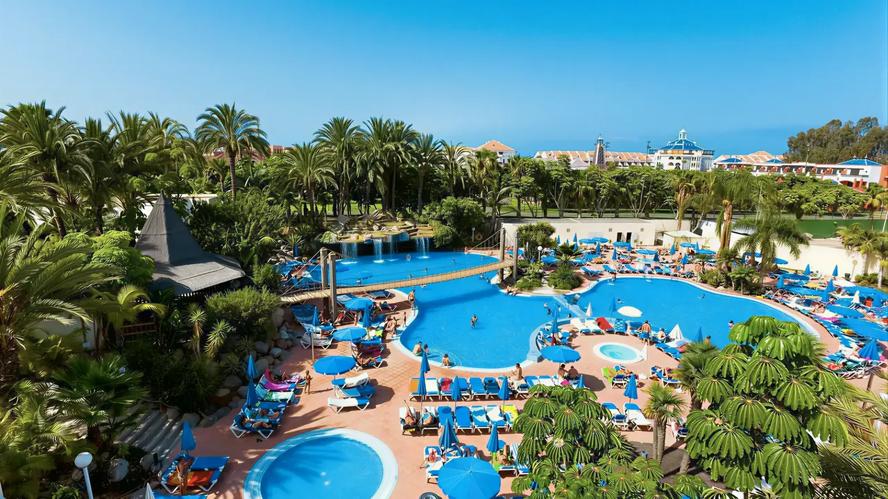 Widok na kompleks basenów w Best Tenerife