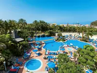 Widok na kompleks basenów w Best Tenerife