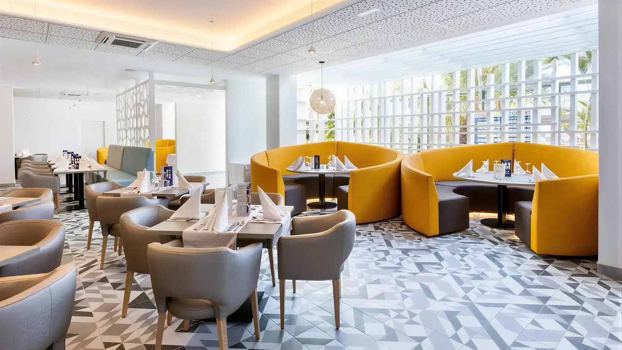 Jasna restauracja w Best Tenerife z żółtymi kanapami