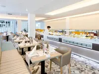 Bufet i stoliki w restauracji Best Tenerife