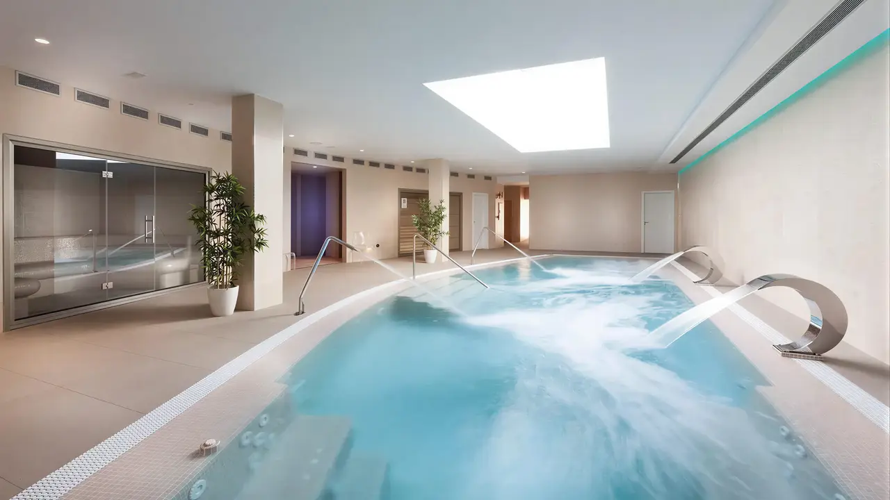 Basen z hydromasażem w Best Tenerife