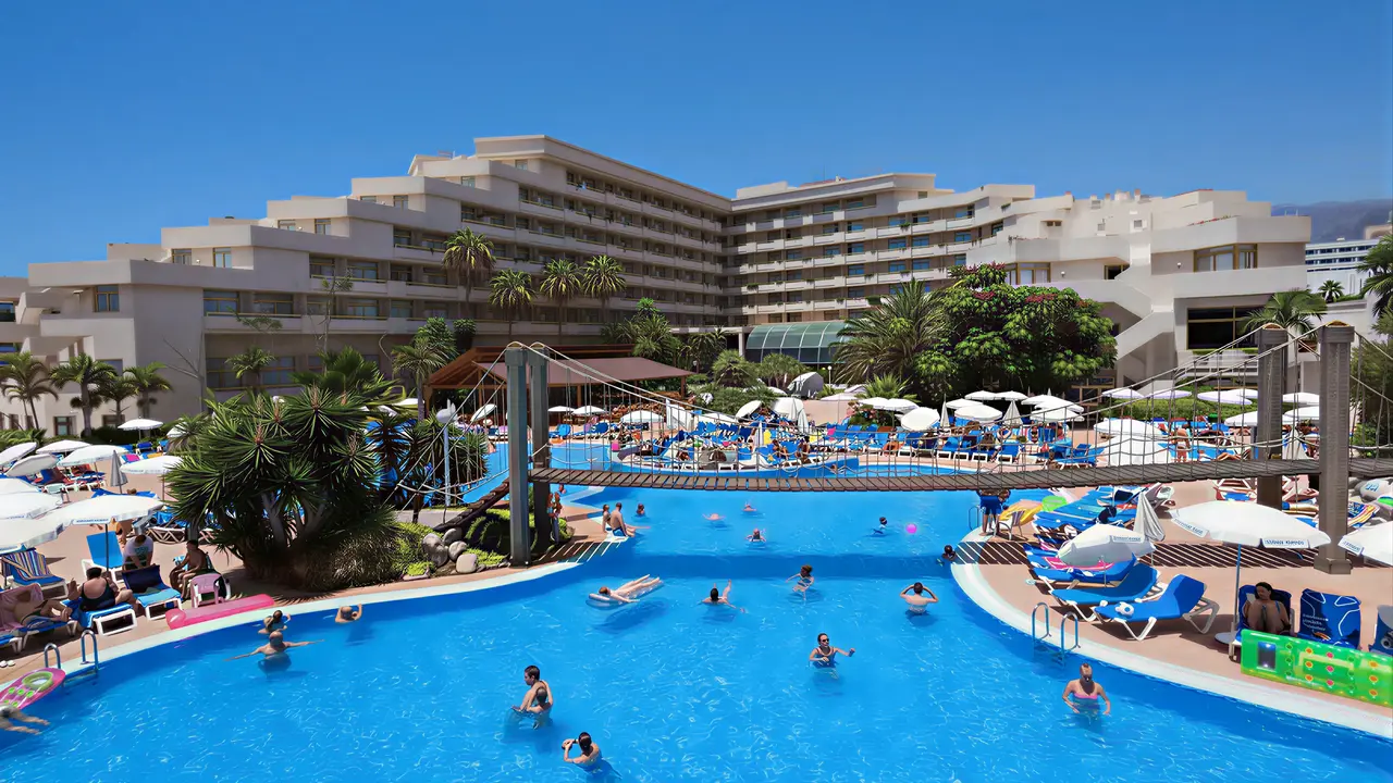 Widok na baseny i budynki Best Tenerife