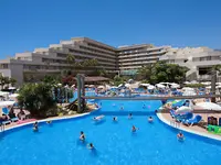 Widok na baseny i budynki Best Tenerife