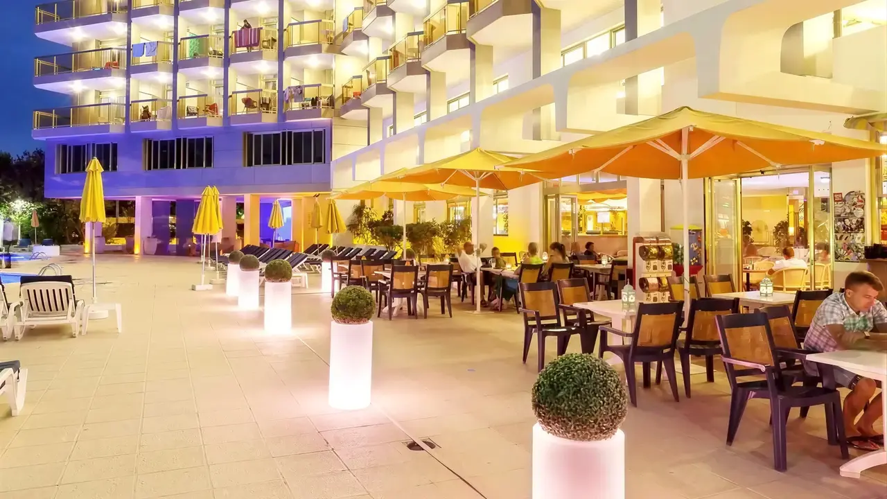 Restauracja na świeżym powietrzu w Beverly Park