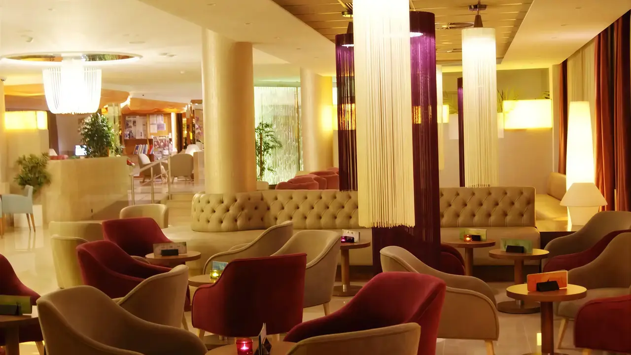 Elegancki lobby w Beverly Park z wygodnymi fotelami