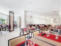 Restauracja w hotelu Beverly Park z nakrytymi stołami